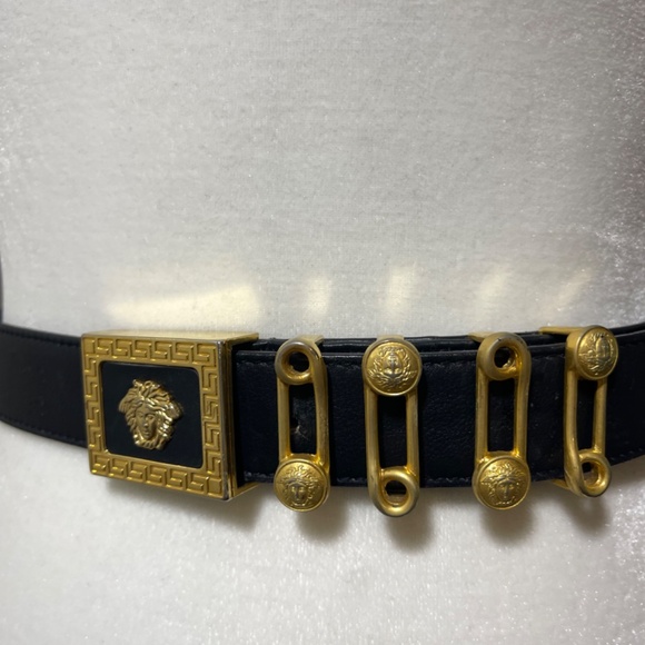 90s Vintage Gianni Versace leather belt w/ Medusa and gold paper clips - Picture 2 of 7